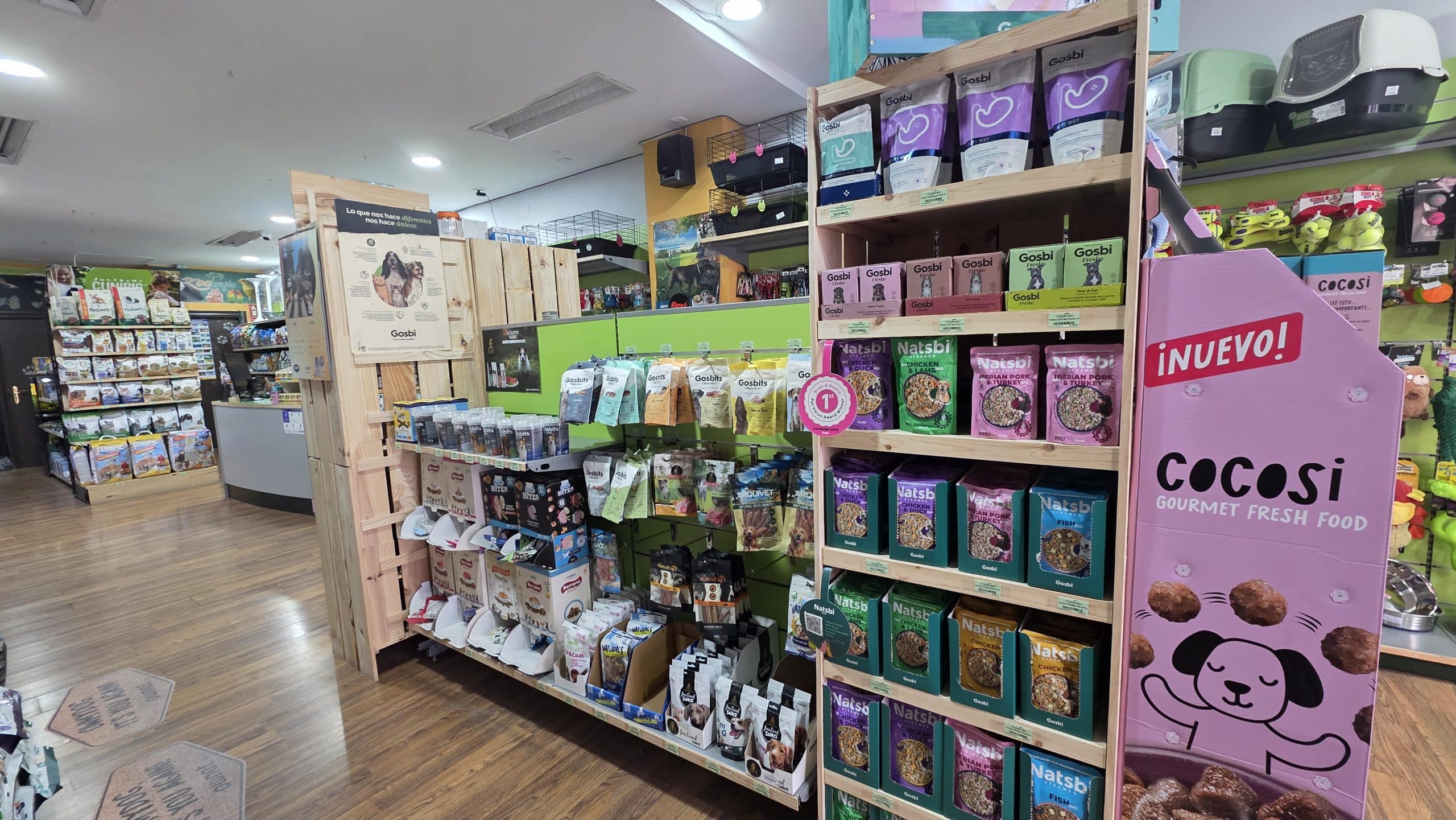 Exposición de productos para animales en Zootropic